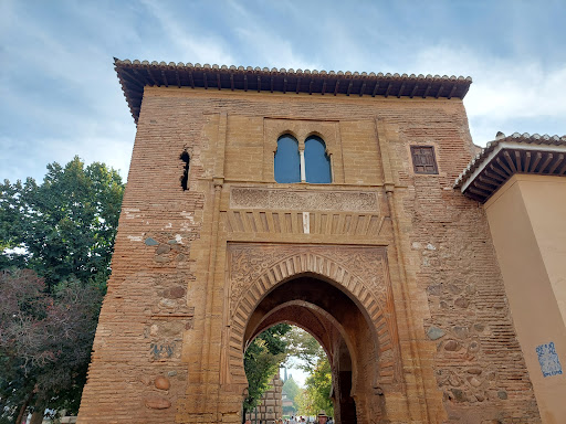 Puerta del Vino ubicada en Granada (Granada)