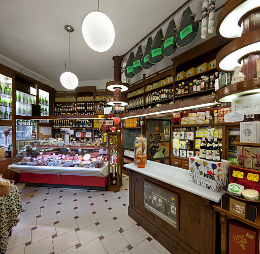 Queviures Múrria ubicada en Barcelona (Barcelona)