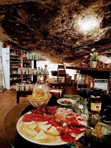 Cueva Alta (Visita Casa Cueva) ubicada en Setenil de las Bodegas (Cádiz)