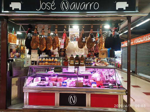 Charcutería José Navarro (Mercado Torrefiel) envasar jamón vacío ubicada en Valencia (Valencia)