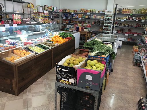 Supermercado 4 Esquinas ubicada en Alhama de Granada (Granada)