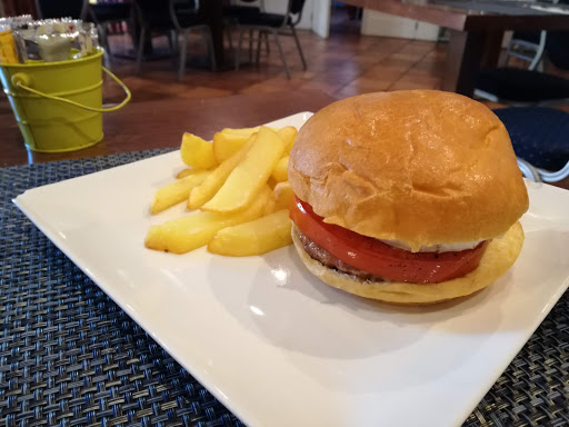 Restaurante Ocho Fuegos Comidas y Eventos ubicada en Sanlúcar la Mayor (Sevilla)