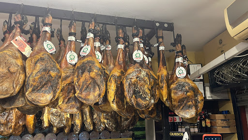 LA ABACERIA JAMONES Y EMBUTIDOS ubicada en Coria del Río (Sevilla)