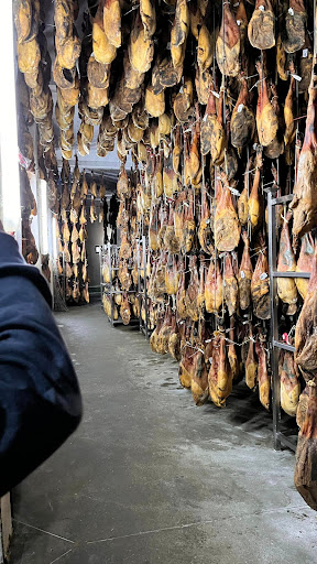 Jamones y Embutidos Ibéricos LÓPEZ PUERTO ubicada en Mogarraz (Salamanca)