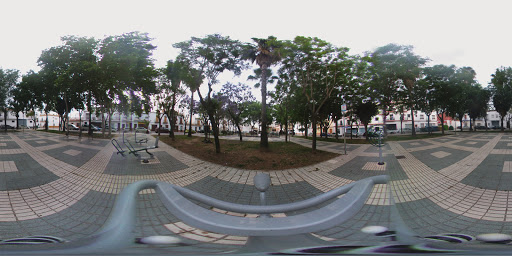 Plaza del pintor Juan Troncoso ubicada en Los Palacios y Villafranca (Sevilla)