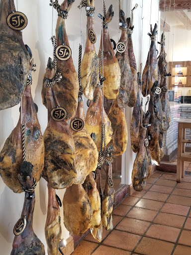 Bodega Cinco Jotas ubicada en Jabugo (Huelva)