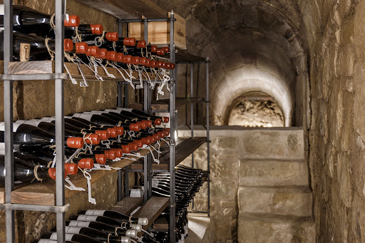Wine bar y vinoteca La Bodega del Tesoro ubicada en Cuzcurrita de Río Tirón (La Rioja)