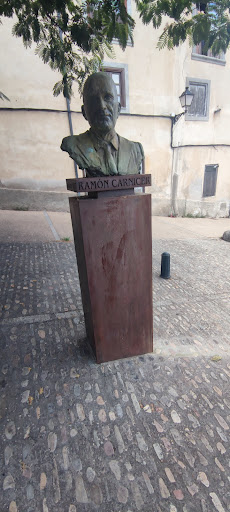 Busto a Ramón Carnicer ubicada en Villafranca del Bierzo (León)