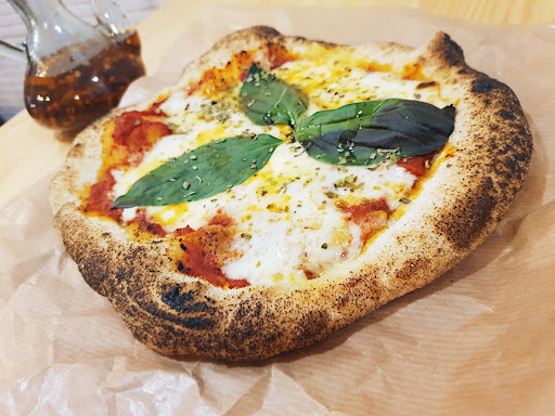 Entre dos helechos ubicada en Madrid (Madrid)