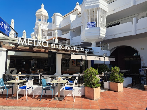 Roberto Martín (Centro Comercial Puerto Marina Shopping) ubicada en Benalmádena (Málaga)