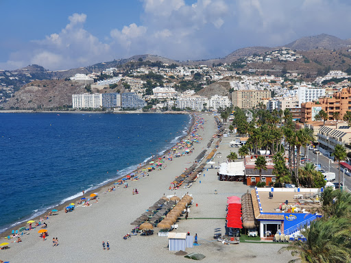 Playa San Cristóbal ubicada en Almuñécar (Granada)