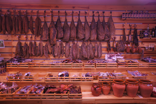 Embutidos El Negrillón. Fábrica y tienda ubicada en Boñar (León)