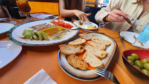 Taberna La Granja ubicada en Adra (Almería)