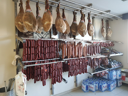 A Matanza Embutidos Maximino. Carnicería y despiece. Afumados ubicada en San Cristovo (Ourense)