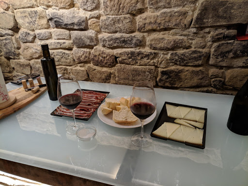 La Bodega del Tesoro (visitas bodega) ubicada en Cuzcurrita de Río Tirón (La Rioja)