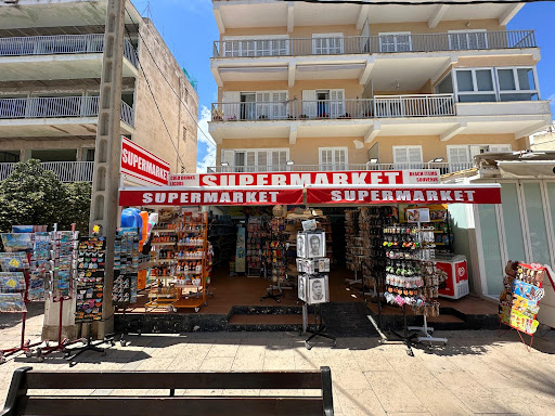 super market ubicada en Cala Bona (Islas Baleares)