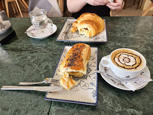 Panadería Pastelería Café La Veguilla. ubicada en Huétor-Tájar (Granada)