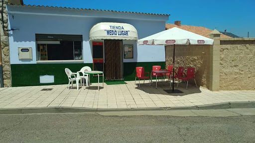 Tienda medio lugar ubicada en San Miguel del Camino (León)