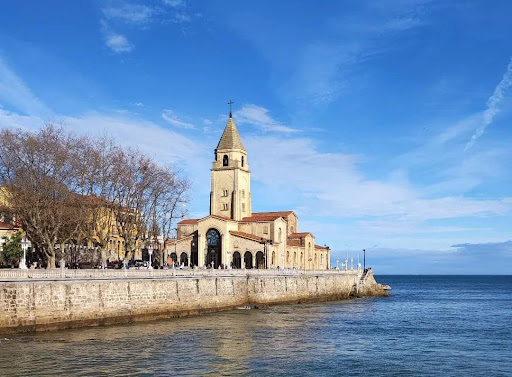 Parroquia San Pedro ubicada en Gijón (Asturias)