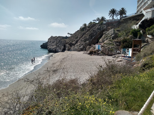 Playa del Carabeo ubicada en Nerja (Málaga)