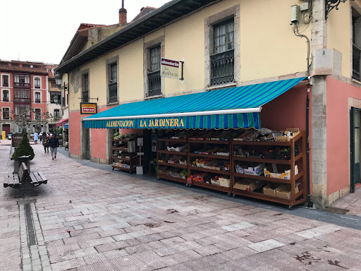 Ultramarinos La Jardinera ubicada en Ribadesella (Asturias)