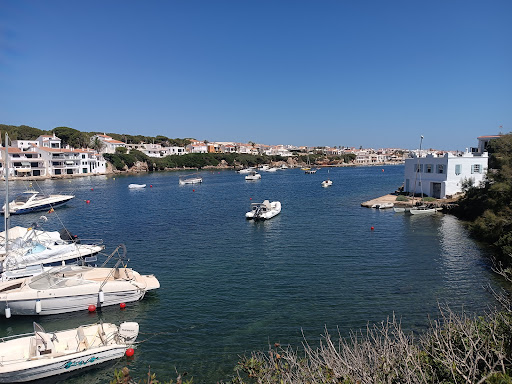 Beach hotel Aquamarina ubicada en Arenal d'en Castell (Islas Baleares)