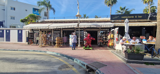 100 % Shopping- Puerto Marina ubicada en Benalmádena (Málaga)