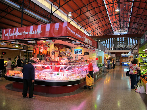 Formatgeria Xarcuteria Blanca ubicada en Mataró (Barcelona)