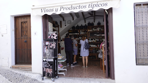 Lola la de Los Vinos de Frigiliana ubicada en Frigiliana (Málaga)