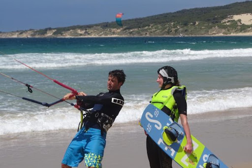 KITE SCHOOL 100% FUN TARIFA ubicada en Tarifa (Cádiz)