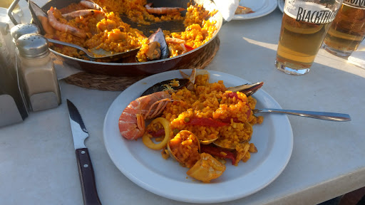 Restaurante Faro playa & Charcòn Beach ubicada en Las Lagunas (Málaga)