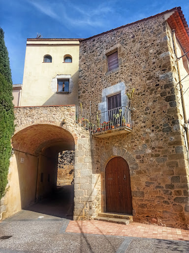 Plaça del Mercat ubicada en Darnius (Girona)