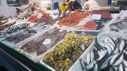 Pescados y Mariscos de la ría Piliña. Praza de abastos de Portonovo ubicada en Sanxenxo (Pontevedra)