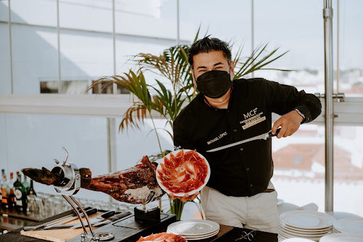 Maestro Cortador de Jamon Filipino - Expertos en Bodas y Eventos ubicada en Madrid (Madrid)